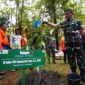 Danrem 141/Toddopuli Brigjen TNI Sugeng Hartono saat melakukan penanaman pohon di Taman Kehati. FOTO: PT Vale Indonesia for sultrakita.com