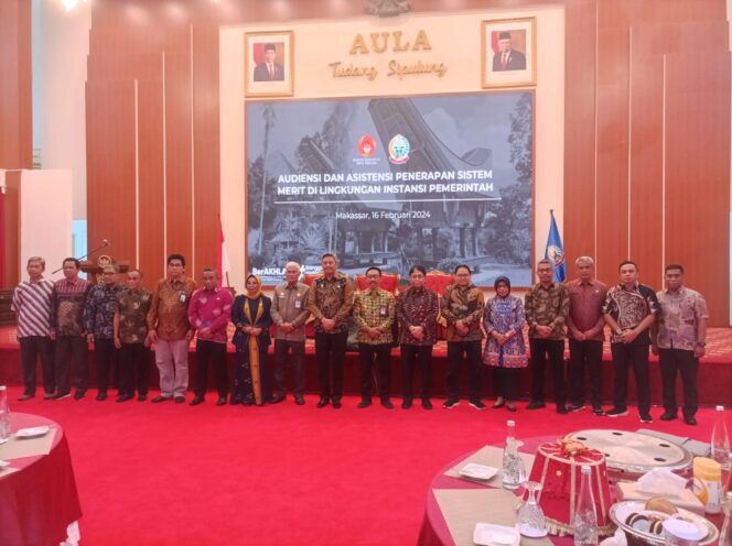 
Delapan dari kiri, Sekda Sultra, Drs H Asrun Lio MHum PhD saat sesi foto bersama Ketua Komisi Aparatur Sipil Negara (KASN), Prof Agus Pramusinto (kesepuluh dari kiri), belum lama ini, di Makassar.