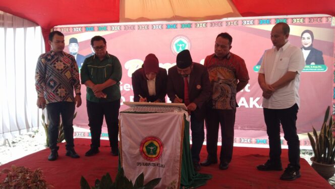 
Ketua DPD PPNI Kolaka bersama dengan Ketua DPD PPNI Sultra, meresmikan gedung sekretariat yang dihadiri langsung Asisten II Pemkab Kolaka, para Ketua organisasi kesehatan dan Ketua HIPTI Kolaka. 