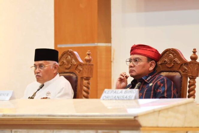 
Sekda Sultra, Drs H Asrun Lio MHum PhD saat bersama Pj Gubrnur Sultra, Komjen Pol (P) Dr (HC) Andap Budhi Revianto SIK MH.