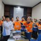 PT CNI saat menyerahkan 350 paket sembako ke Pemkab Kolaka (ist)