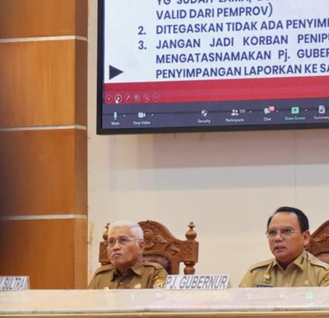 
Pj Gubernur, Komjen Pol (P) Dr (HC) Andap Budhi Revianto SIK MH saat bersama Sekda Sultra, Drs H Asrun Lio MHum PhD bersama para pejabat pimpinan tingkat tinggi Pratama lingkup Pemprov Sultra.