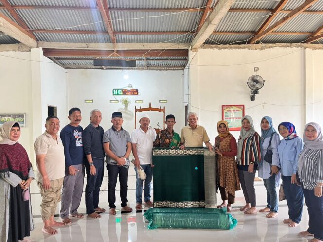 
Mewakili Pj Gubernur, Komjen Pol (P) Dr (HC) Andap Budhi Revianto SIK MH, Sekda Sultra, Drs H Asrun Lio MHum PhD bersama Ketua TP PKK Provinsi Sultra yang juga sebagai Ketua DWP Pemprov Sultra, Dra Munanah Asrun Lio, melakukan safari ramadan pada sejumlah daerah di Sultra, Rabu (3/4/2024) hingga Jumat (5/4/2024). Nampak Penyerahan Bantuan berupa Karpet di Masjid Babul Khair (Masjid Raya Lawele Kabupaten Buton) dari Ketua DWP/Ketua PKK Sultra kepada pengurus masjid, yang disaksikan Sekda Sultra saat dalam perjalanan safari ramadhan di Kabupaten Buton, Rabu (3/4/2024).