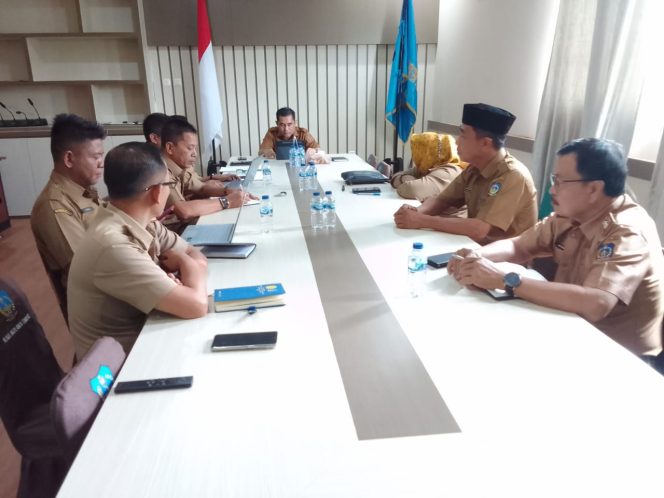 
rapat pemantapan peringatan HUT Sultra ke-60 Pemda Koltim, yang dipimpin Sekda Koltim Andi Muh Iqbal Tongasa SSTP MSi di ruang rapat Sekda Koltim, Senin (22/4/2024).