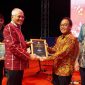 Sekda Sultra Asrun Lio (kiri) menyerahkan proper biru kepada KTT PT.CNI Alpi Cekdin dalam perayaan HUT Sultra