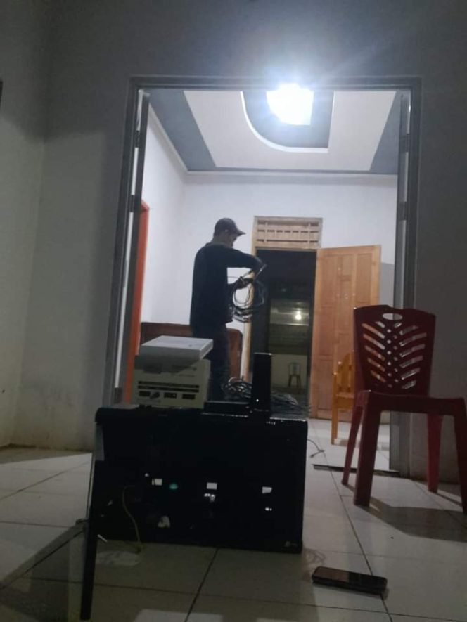 
Salah seorang tim saat memasang perangkat internet.