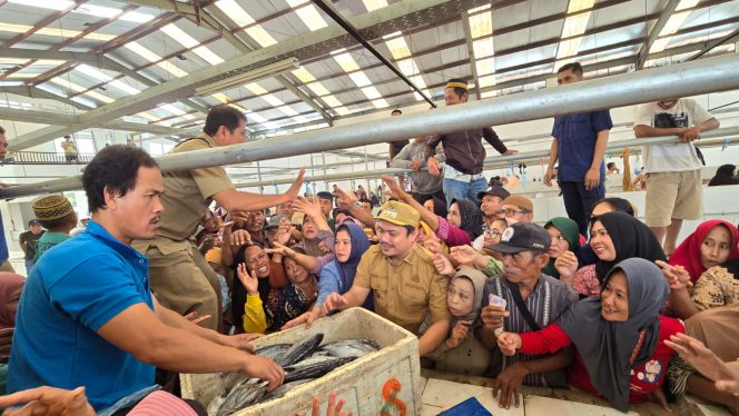 
Emak-emak tampak berebutan untuk bersama bupati saat pemimpin Koltim ini membeli ikan dan kebutuhan pokok lainnya, masyarakat begitu antusias.