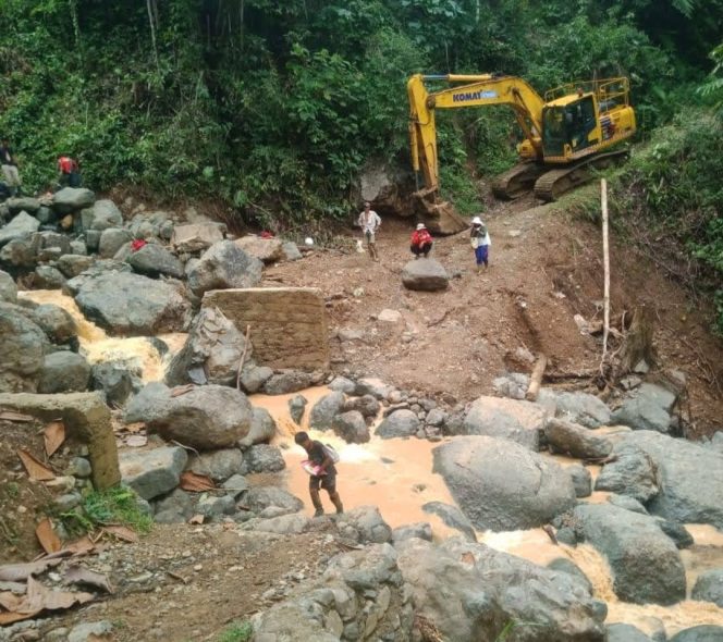 
PT Vale Bantu Buka Akses Masyarakat Pasca Bencana di Luwu
