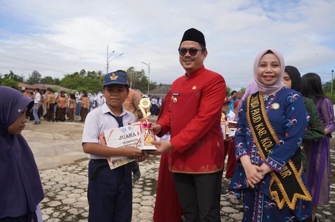 
Bupati Koltim Koltim menyerahkan hadiah kepada pemenang lomba Olimpiade Chrome Book Ceria