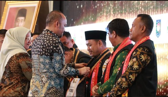 
Kepala Desa Lalowosula Kecamatan Ladongi, Sunardi SH MH, yang mewakili Kabupaten Kolaka Timur (Koltim) menerima penghargaan prestisius sebagai peringkat satu peserta favorit publik perregion, dalam ajang Paralegal Justice Award untuk kepala desa dan lurah se-Indonesia 2024.
