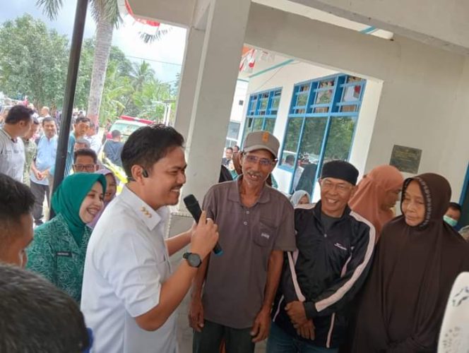 
Bupati Koltim Abd Azis saat menyerahkan kacamata baca kepada warga 