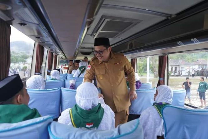 
Bupati Kolaka Timur Abd Azis saat melepas Calon Jamaah Haji 