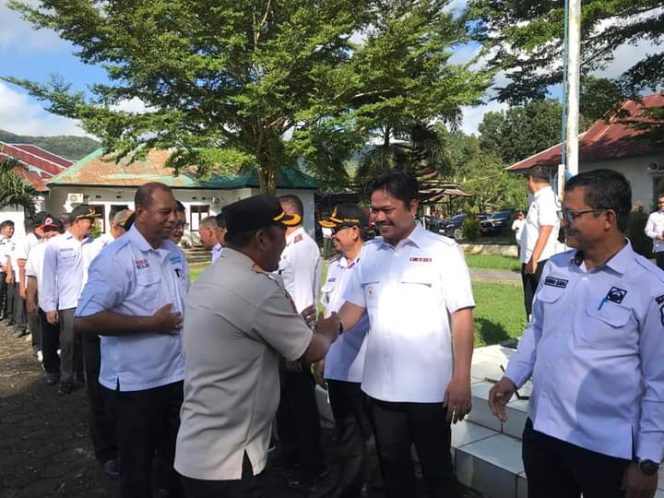 
Bupati Koltim Abd Azis bersalaman dengan ASN usai melaksanakan Upacara 