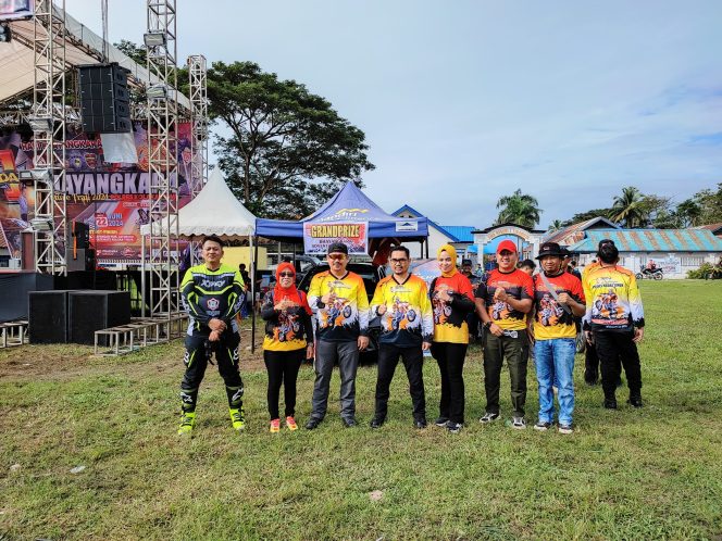 
Ketgam: Kapolres Kolaka Timur, AKBP Yudhy Palmi DJ bersama Bupati Kolaka Timur Abd. Azis pose bersama usai pelepasan 1.250 raider yang mengikuti One Day Adventure Trail, Sabtu (22/6). 