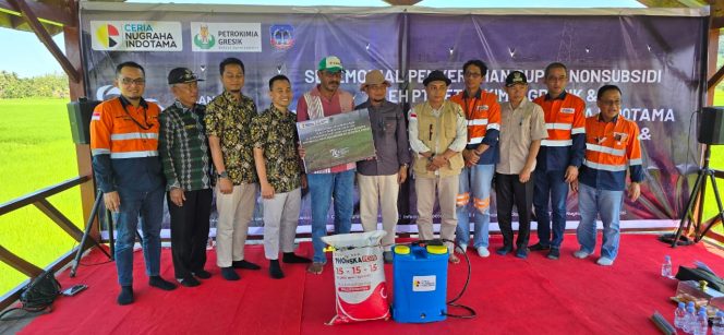 
Menteri ESDM Serahkan Bantuan Pupuk ke Gapoktan Binaan PT Ceria