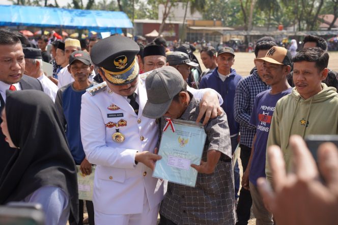
Salah seorang warga memeluk Bupati Kolaka Timur Abd Azis saat saat menyerahkan sertipkat gratis