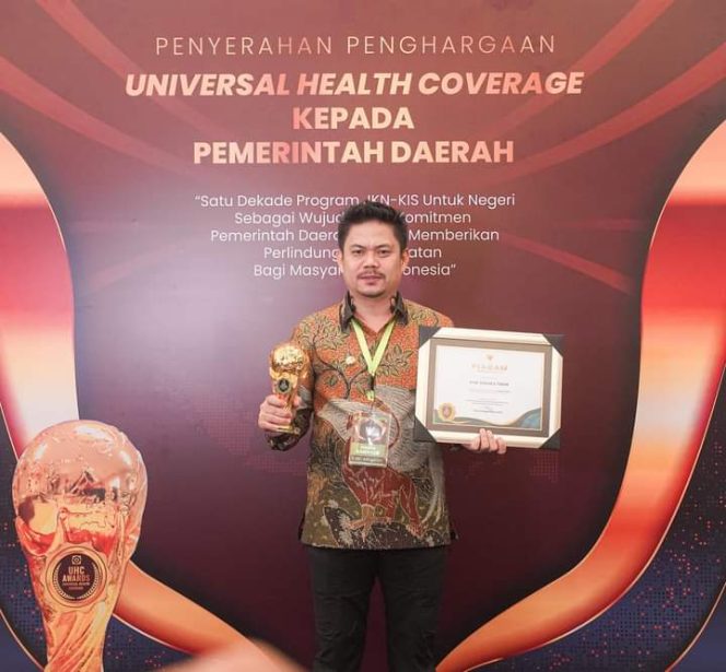 
Bupati Koltim Terima Penghargaan Universal Health Coverage