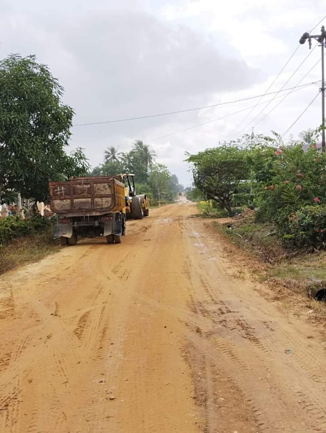 
Pemkab Koltim mengerahkan alat berat untuk melakukan perbaikan jalan meliputi grading dan pemadatan dimulai dari depan Puskesmas Dangia mengarah Desa Polenga Jaya Kecamatan Poli-Polia.