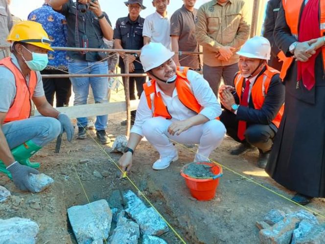 
upati Koltim Abd Azis saat melakukan peletakan batu pertama di Kompleks Perkantoran Pemda pada Sabtu (17/8/2024).
