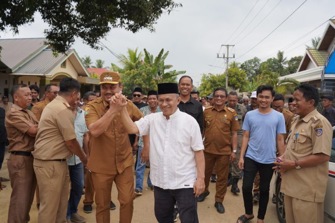 
Bupati Koltim bersama dengan salah seorang warga usai melaksanakan kegiatan 