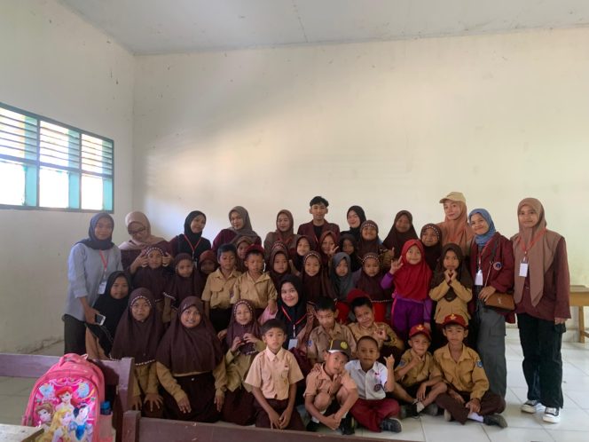 
Foto bersama mahasiswa KKN USN Kolaka dan siswa SDN 1 Towua.