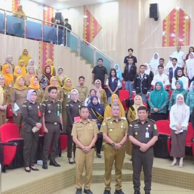 
Pj Wali Kota Kendari Muhammad Yusup saat foto bersama peserta usai mengikuti workshop Bunda Literasi