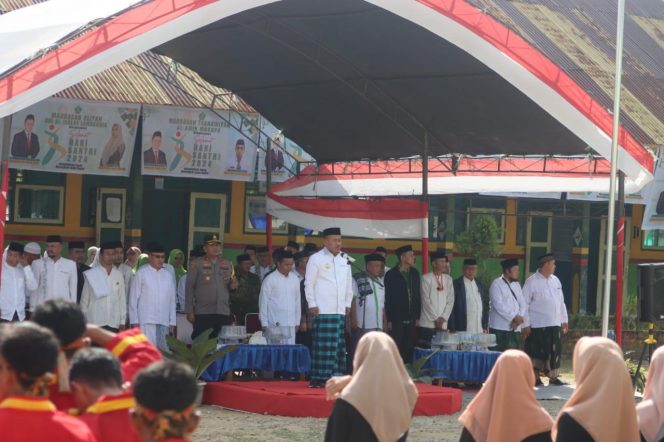 
Pjs Bupati Kolaka Timur (Koltim) Ari Sismanto saat menjadi inspektur Apel  akbar