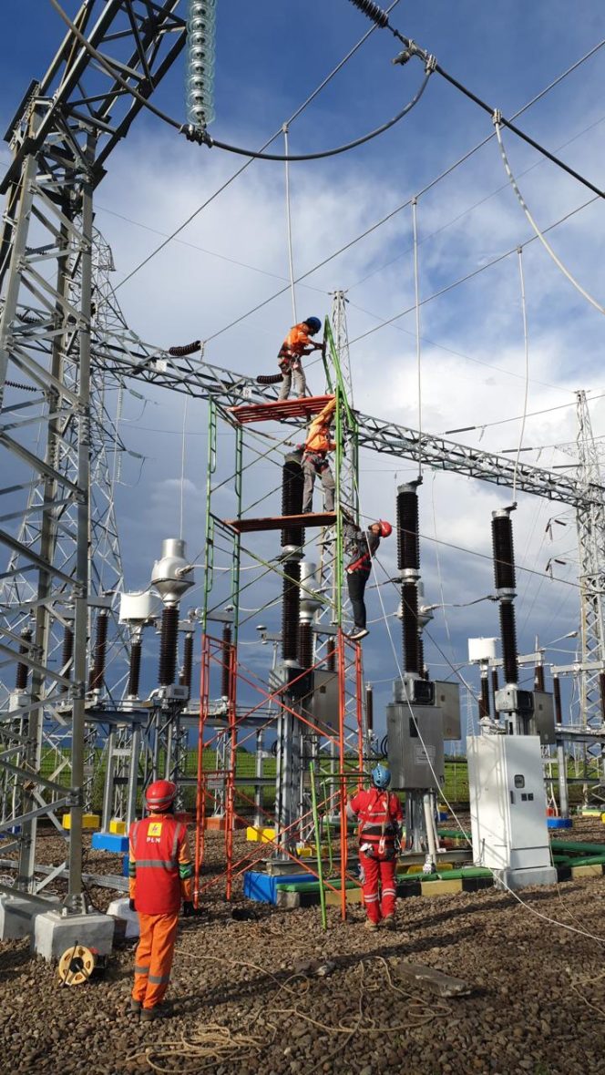 
Tingkatkan Keandalan Jaringan, PLN Lakukan Pemeliharaan Infrastruktur di Kolaka