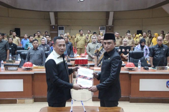 
Pemkab Kolaka bersama DPRD menetapkan 11 Raperda menjadi Perda dalam dalam rapat paripurna di Gedung DPRD Kolaka, Senin (24/10). FOTO: Humas DPRD Kolaka