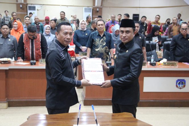 
Ketua DPRD Kolaka Syaifullah Halik dan Pj Bupati Kolaka Muhammad Fadlansyah pose bersama dalam rapat paripurna penetapan APBD 2025 di Gedung DPRD Kolaka, Senin (24/10). FOTO: Humas DPRD Kolaka