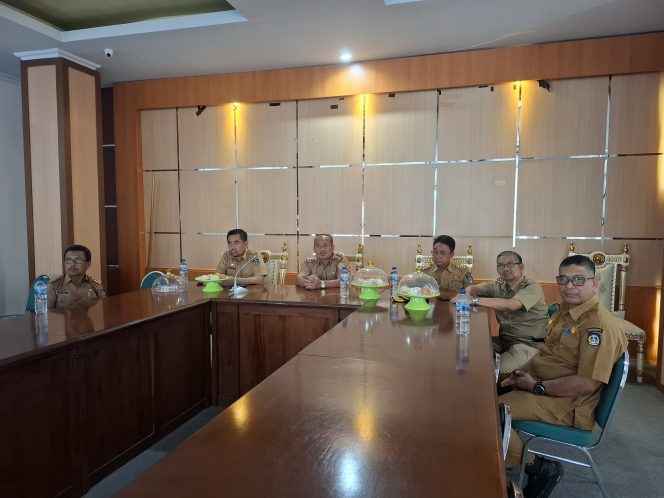 
Pjs Bupati Koltim Ari Sismanto bersama Sekda Koltim Andi Muh Iqbal Tongasa mengikuti kegiatan rapat koordinasi pengendalian inflasi yang digelar melalui zoom meeting 