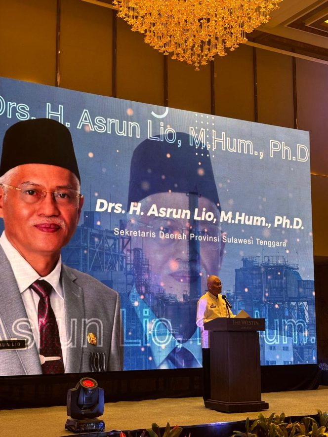 
Mewakili Pj Gubernur, Komjen Pol (P) Dr (HC) Andap Budhi Revianto SIK MH, Sekda Sultra, Drs H Asrun Lio MHum PhD saat memberikan sambutan pada rilis peta jalan (roadmap) hilirisasi aspal buton, di Jakarta.