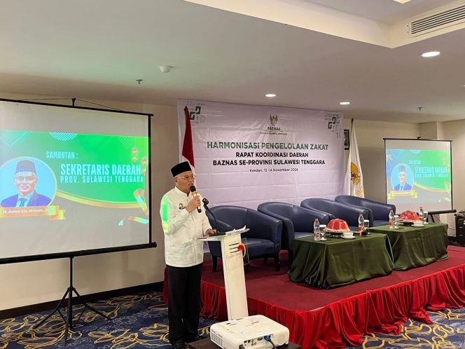 
Mewakili Pj Gubernur, Komjen Pol (P) Dr (HC) Andap Budhi Revianto SIK MH, Sekda Sultra, Drs H Asrun Lio MHum PhD saat memberikan sambutan pada Rapat Koordinasi Daerah Badan Amil Zakat Nasional Provinsi Sultra, Selasa malam (12/11/2024), di Kendari.