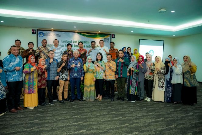 
 Mewakili Pj Gubernur, Komjen Pol (P) Dr (HC) Andap Budhi Revianto SIK MH, Sekda Sultra, Drs H Asrun Lio MHum PhD foto bersama pada evaluasi dan apresiasi pengutamaan Bahasa Negara di ruang publik dan dokumen Lembaga yang diselenggarakan Kantor Bahasa Provinsi Sultra, Jumat (22/11/2024), di Kendari.