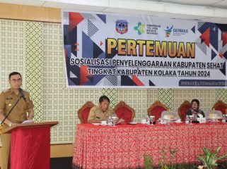 Pj Bupati Kolaka saat memberikan sambutan dalam sosialisasi Penyelenggaraan Kabupaten Sehat