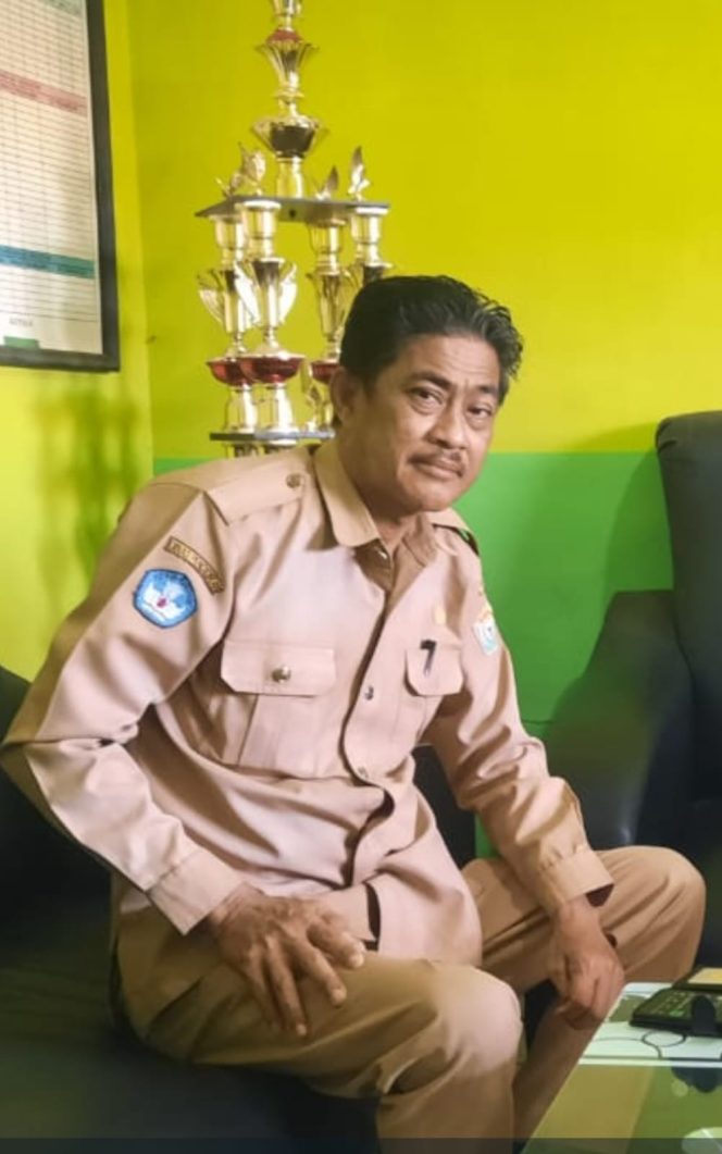 
KCD Rayon Kolaka – Kolaka Timur Dikbud Sultra Apresiasi Kasek SMKN 9 Kolaka Berikan Pembinaan Siswa