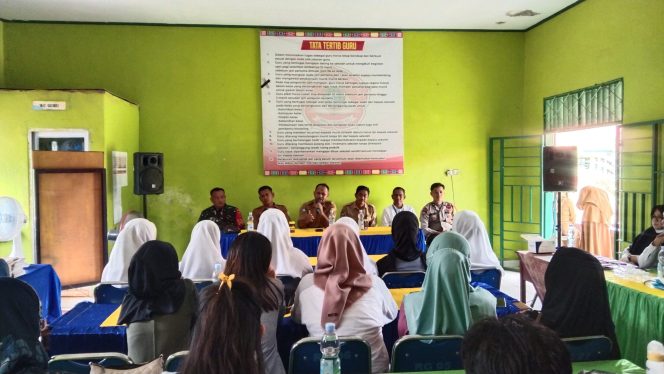 
Kepala SMKN 9 Kolaka bersamabKepala Kantor Cabang Dinas Pendidikan dan Kebudayaan Kolaka, guru, BNN, Bhabinkamtibmas, Bhabinsa dan orang tua saat memberikan pembinaan kepada siswi 