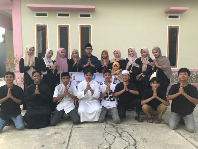 
Peduli Sesama, Siswa Jurusan Perhotelan SMKN 1 Kolaka Berbagi Takjil