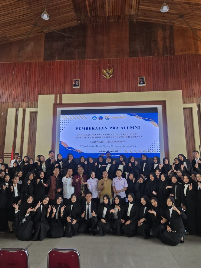 
Foto bersama panitia, narasumber, dan peserta kegiatan