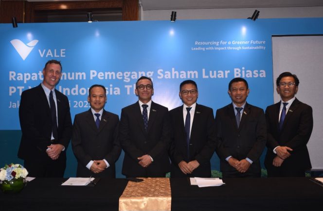
Bernardus Irmanto (ketiga kiri) Presiden Direktur dan Chief Executive Officer (CEO) PT Vale yang baru.