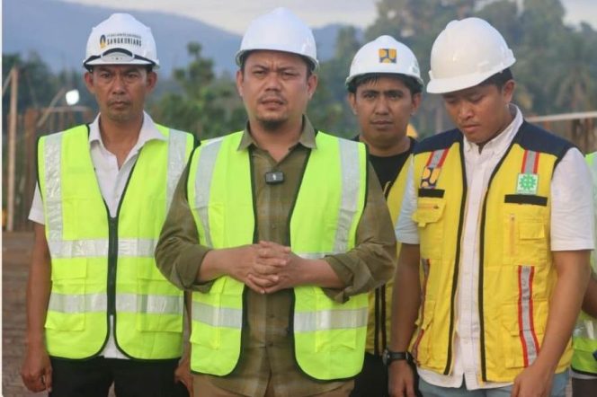 
Bupati Kolaka Timur, H. Abd. Azis, S.H., M.H., saat meninjau langsung progres pembangunan RSUD Tipe C Kabupaten Kolaka Timur, Rabu (30/7/2025). Kunjungan ini dilakukan untuk memastikan kelancaran pelaksanaan proyek yang kini telah mencapai 27 persen.
Dinas Kominfo Kolaka Timur
