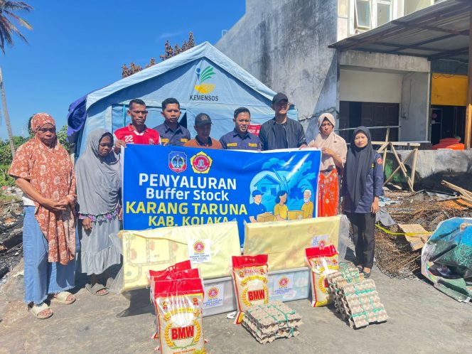 
Serahkan Bantuan, Karang Taruna Kolaka Hadir Bantu Pulihkan Semangat Korban Kebakaran di Tahoa