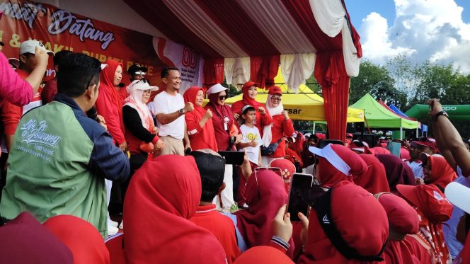 
PT SGN Ikut Sukseskan Road Show Kemerdekaan ke 80 RI, Bersama Bupati Bone Bagikan Gula Pasir Untuk Masyarakat