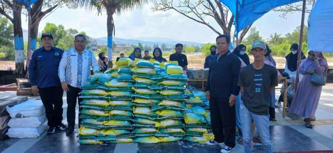 
Dinas Ketahanan Pangan Kolaka menggelar gerakan pangan murah di depan Pasar Raya Mekongga, Kamis
. Kebutuhan pokok yang ditawarkan lebih murah dari harga pasar. 