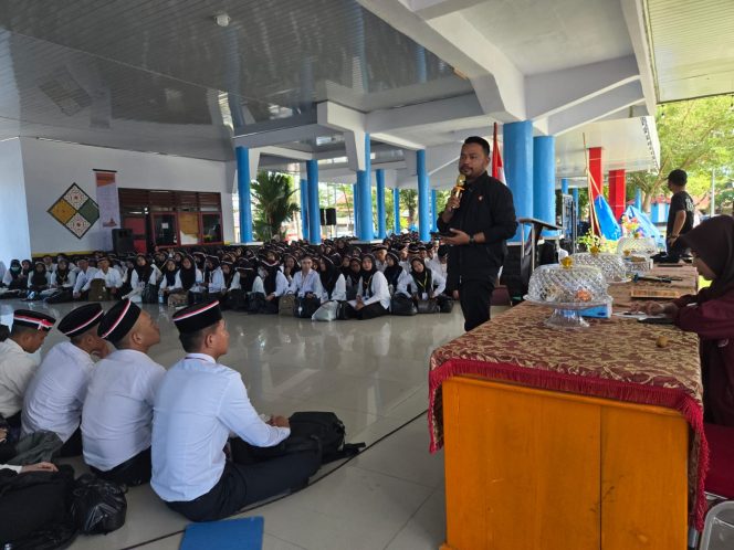 
Polres Kolaka Bahas Pencegahan Intoleransi dan Radikalisme dalam PKKMB 2025 USN Kolaka