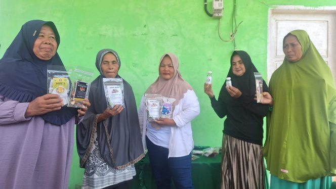 
Ibu-ibu aggota Kelompok Tani Wanita (KWT) Melati memamerkan produk herbal kemasan buatan mereka.