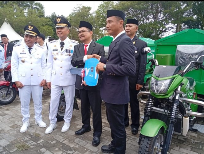 
PT Vale IGP Pomalaa Serahkan Kendaraan Kebersihan Empat Kecamatan