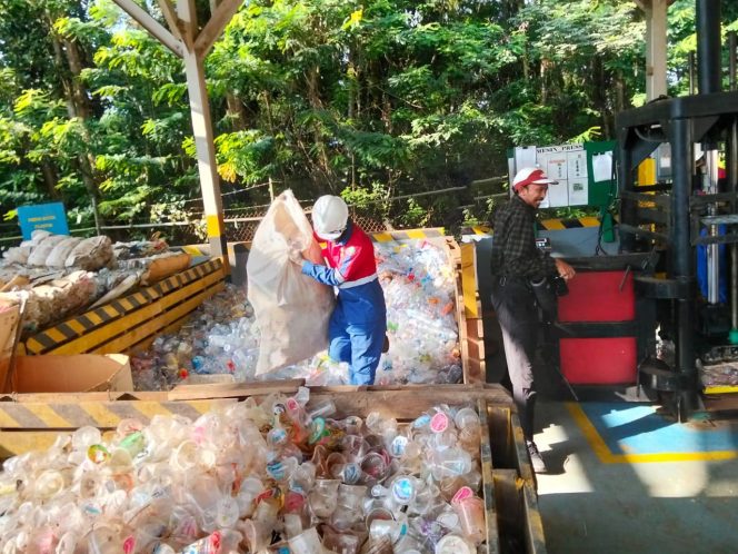 
Proses pemilahan sampah di Segregation Plant PT Vale Indonesia Sorowako