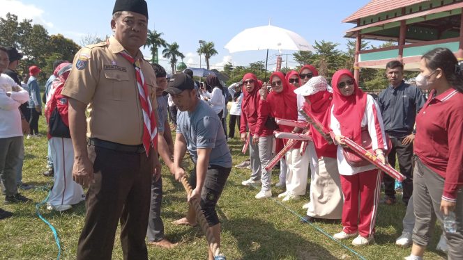 
PJ Sekda Kolaka saat membuka kegiatan lomba tarik tambang