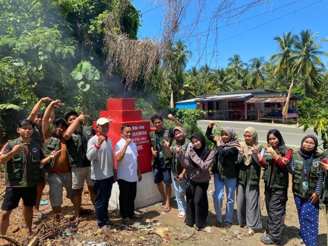 
Solusi Tepat Guna: KKN Desa Lambopini Bangun Rocket Stove untuk Warga